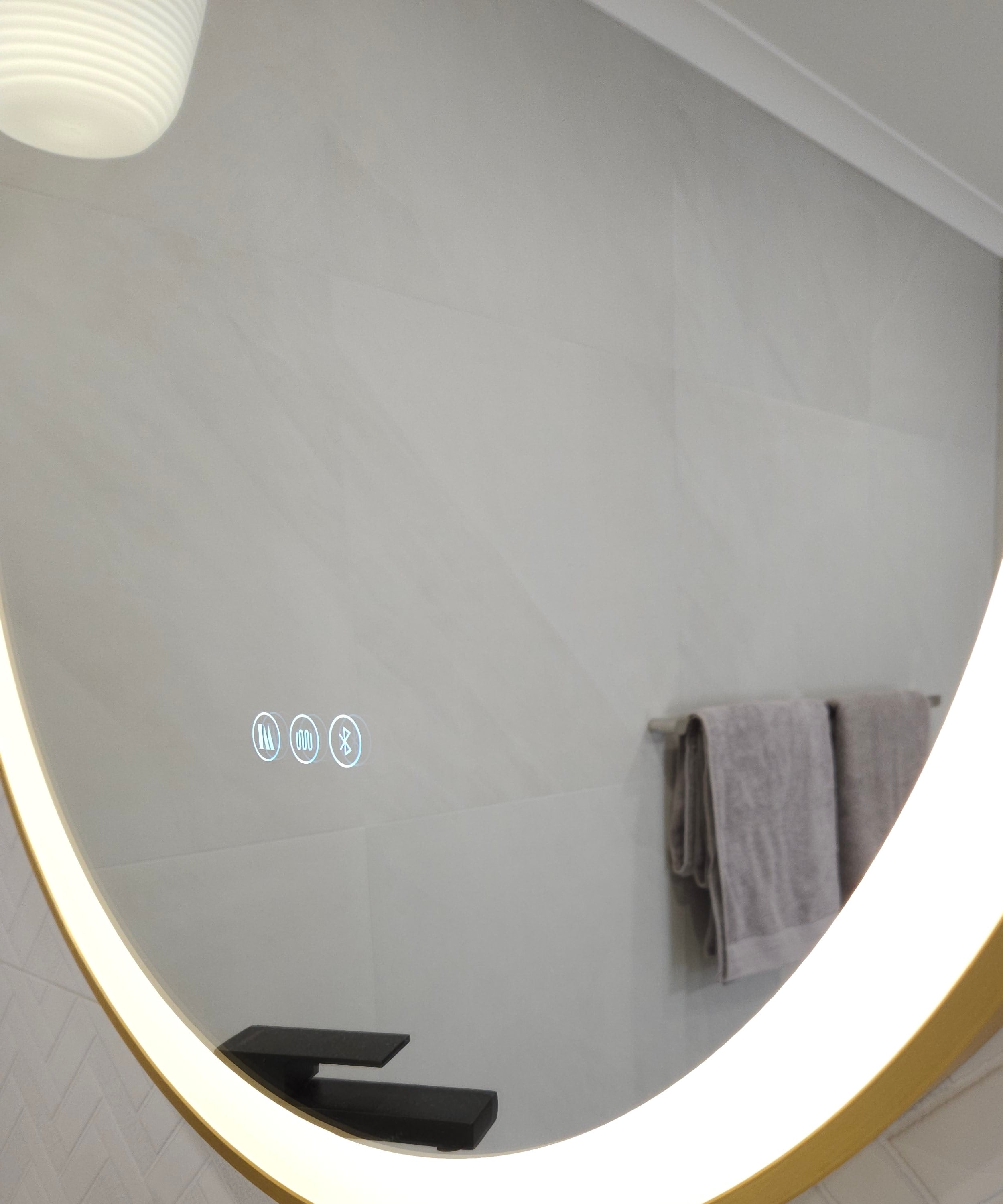 White LED Light of InVogue Pill-shaped Smart LED Mirror