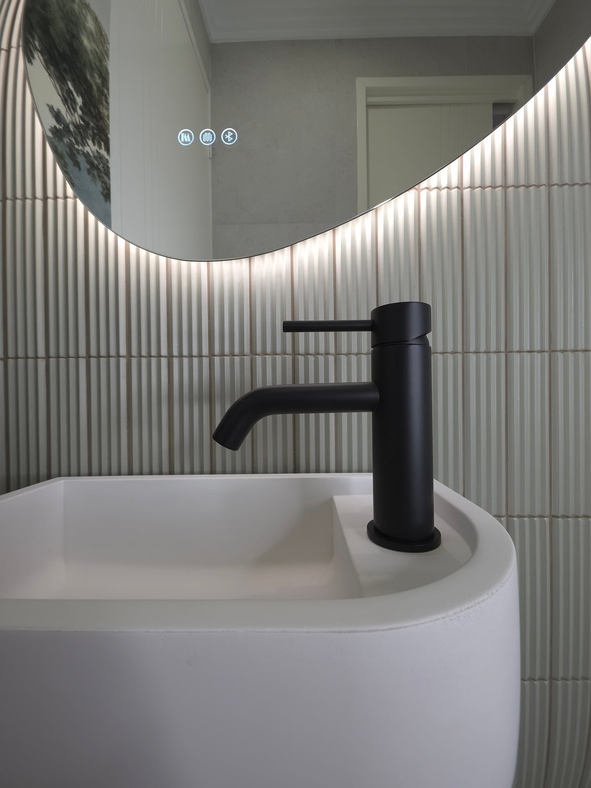 Vienna Short Basin Mixer Matte Black