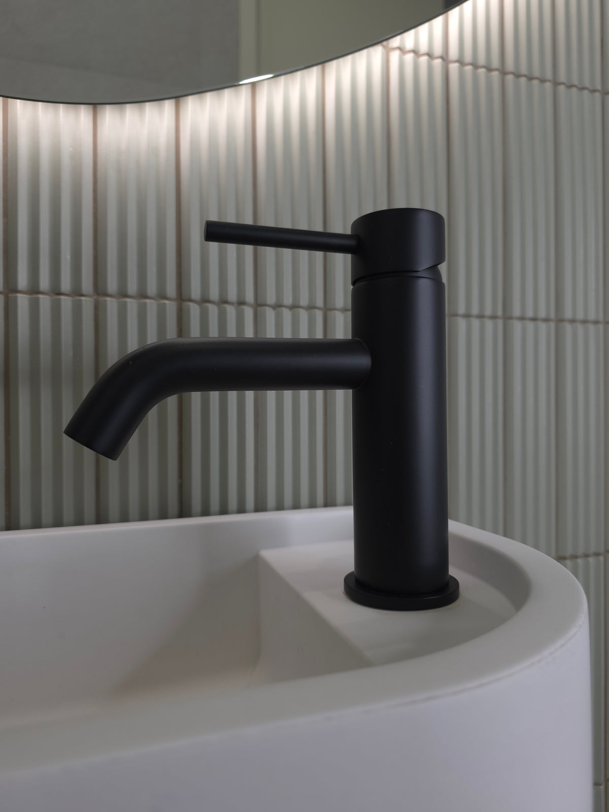 Vienna Short Basin Mixer Matte Black