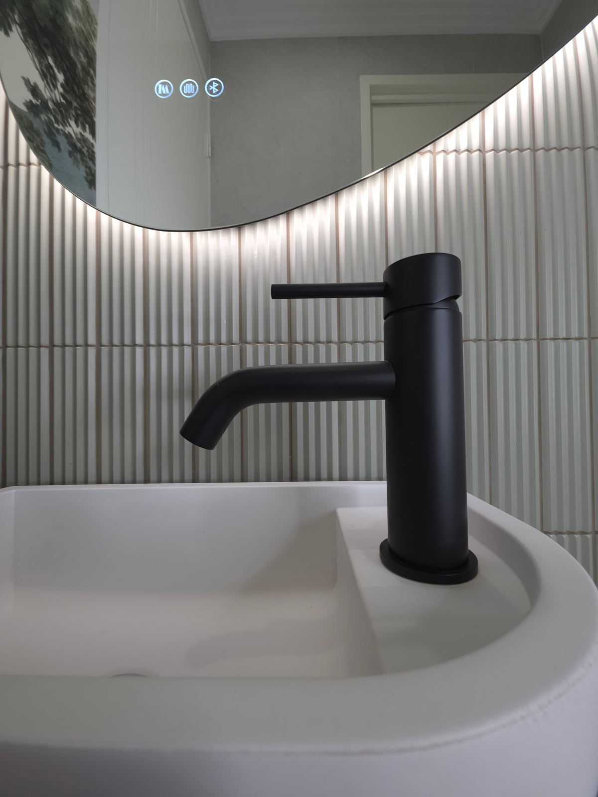 Vienna Short Basin Mixer Matte Black