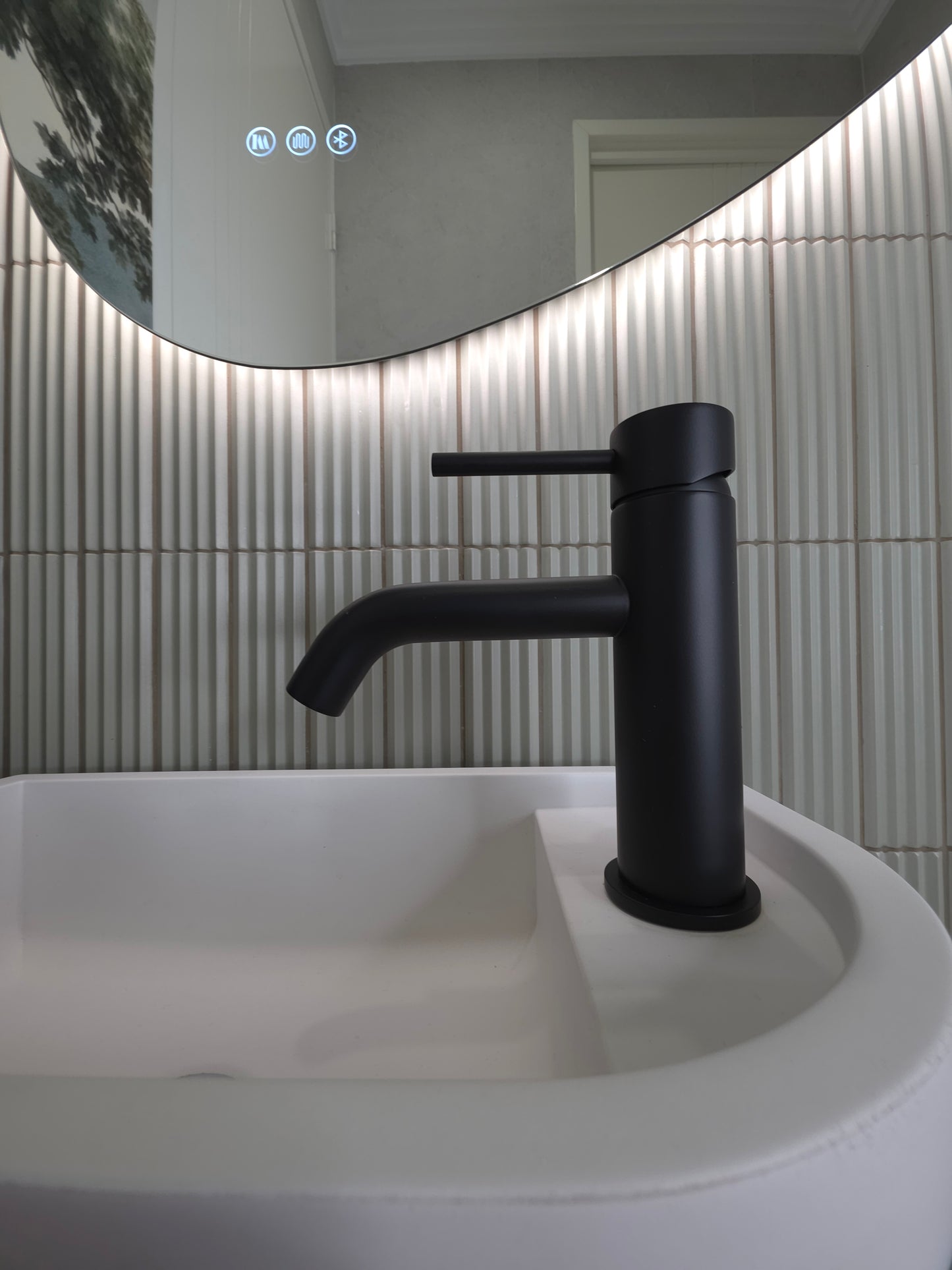 Vienna Short Basin Mixer Matte Black