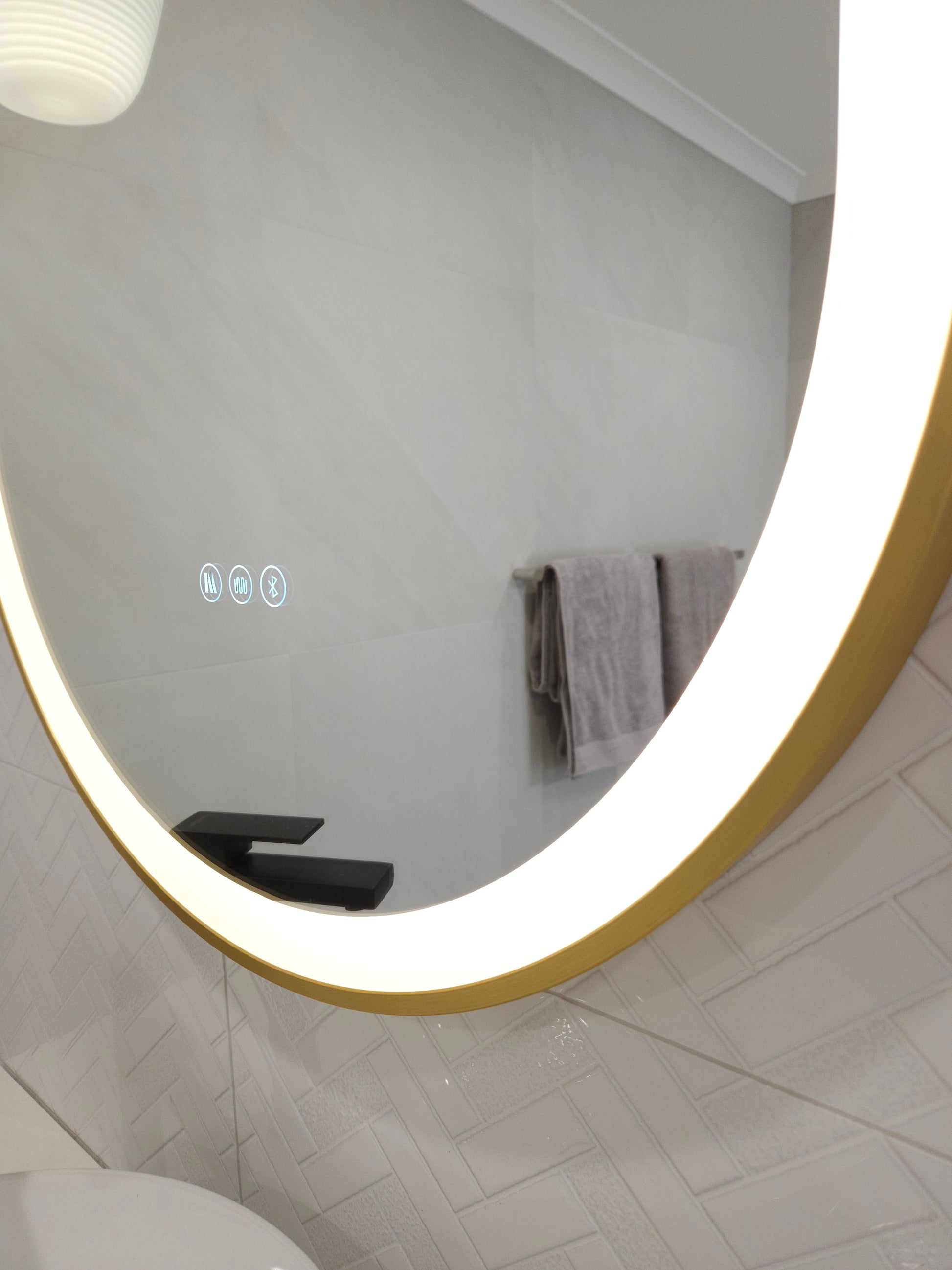 White LED Light of InVogue Pill-shaped Smart LED Mirror